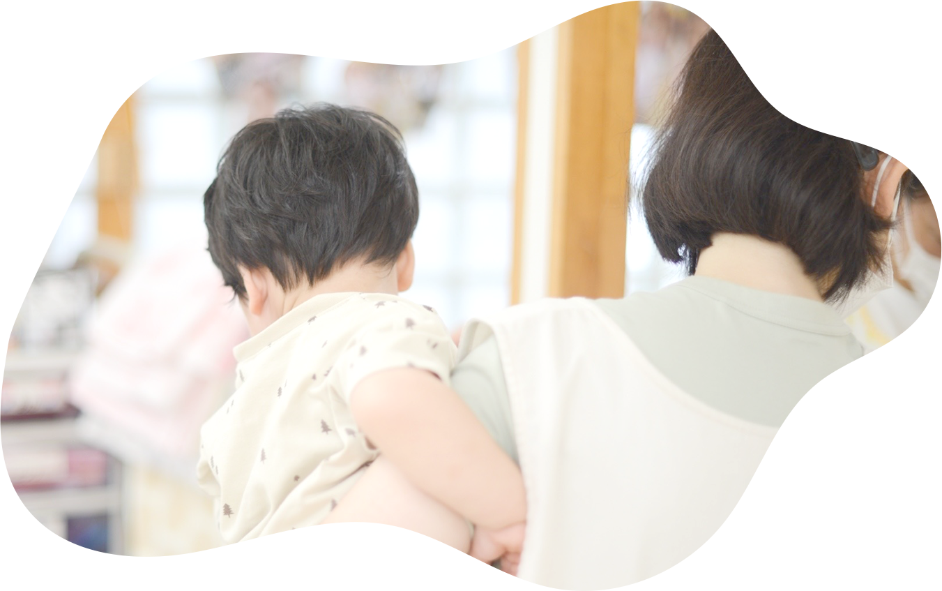 先生が子供を抱っこしている写真