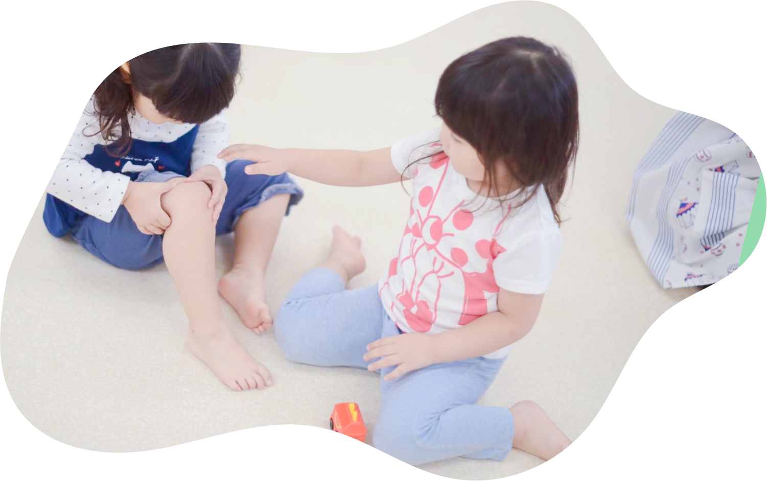 子供たちが室内で遊んでいる写真