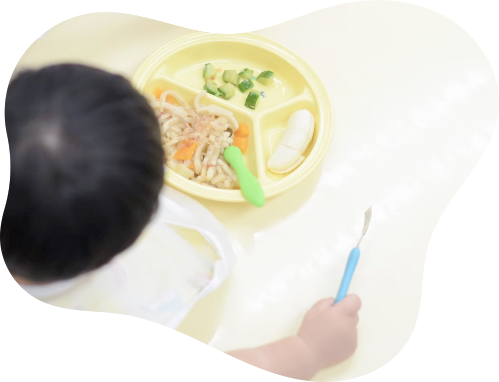 子供がご飯を食べている写真